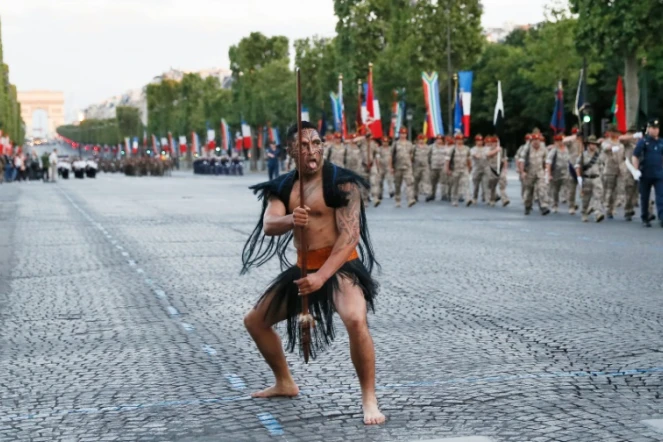 Des soldats Maori qui participeront au traditionnel défilé, répètent le 12 juillet 2016 sur les Champs Elysées à Paris 