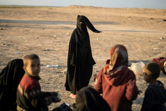 Une femme et des enfants ayant fui le dernier réduit du groupe Etat islamique (EI) à Baghouz, dans l'est de la Syrie, le 6 mars 2019