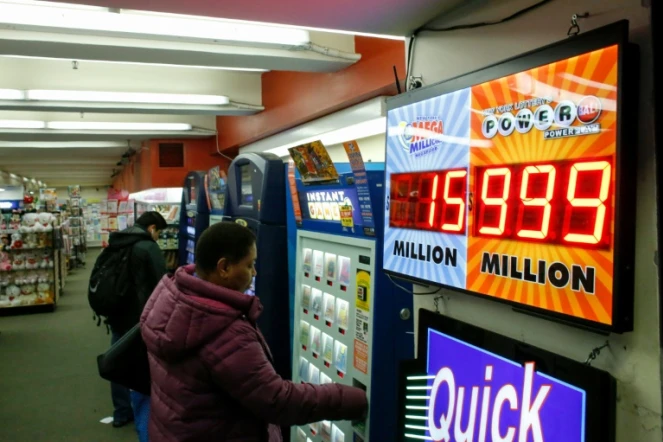 Un client achète un ticket pour la loterie américaine Powerball, le 12 janvier 2016 à New York 
