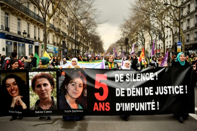 Plusieurs milliers de Kurdes manifestent le 6 janvier 2018 à Paris pour réclamer "vérité" et "justice" sur l'assassinat en 2013 dans la capitale française de trois militantes kurdes, Sakine Cansiz, Fidan Dogan and Leyla Soylemez