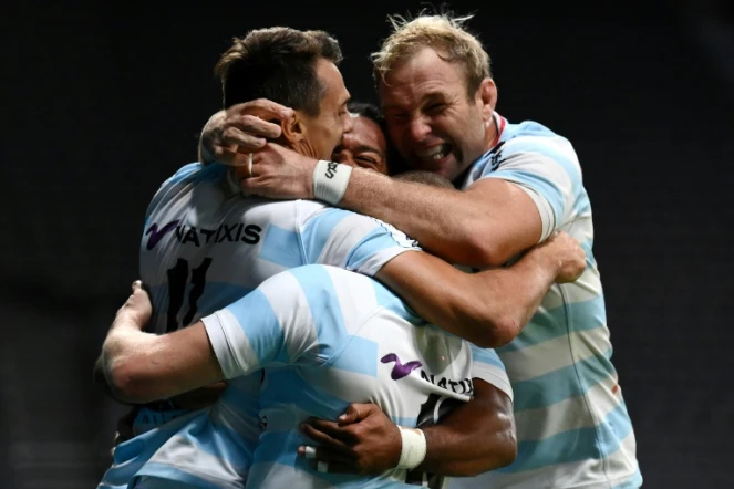 Juan Imhoff enlacé par ses partenaires du Racing 92 après son essai en demi-finale de la Coupe d'Europe contre les Saracens le 26 septembre 2020 à Nanterre