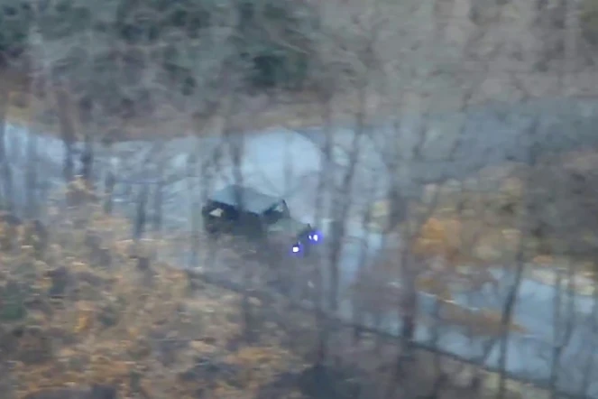 Capture d'image d'une vidéo fournie par le Commandement des Nations Unis en Corée montrant un militaire nord-coréen à bord d'un véhicule se dirigeant vers la Zone démilitarisée, le 22 novembre 2017