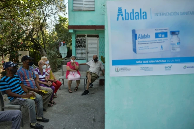 Des personnes attendent pour recevoir une dose du candidat-vaccin cubain Abdala contre le Covid-19, le 12 mai 2021 à La Havane