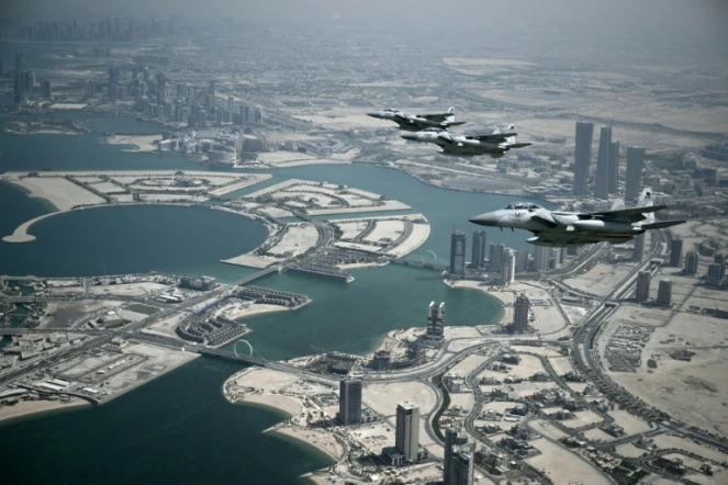 Des appareils de l'armée de l'air qatarie escortent l'avion transportant le président américain Donald Trump qui s'apprête à atterrir à Doha, le 14 mai 2025