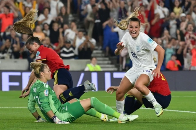 L'Anglaise Ella Toone (d) marque le but de l'égalisation contre l'Espagne en quart de finale de l'Euro, le 20 juillet 2022 à Brighton 