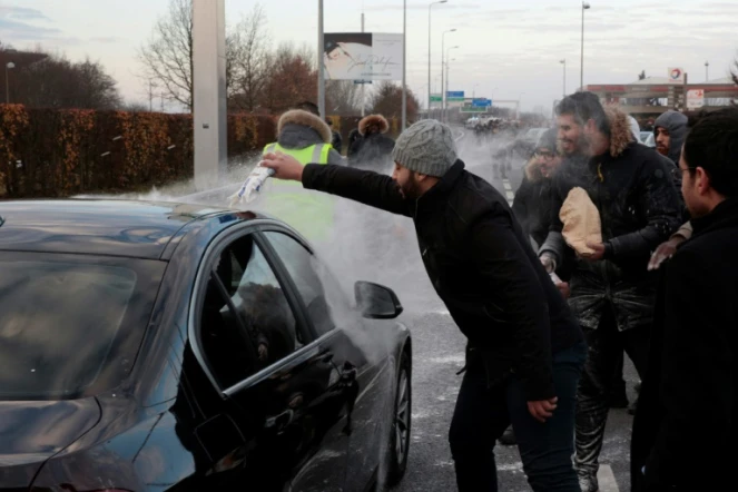 Du lait déversé sur un véhicule lors du blocage de l'accès à l'aéroport Charles de Gaulle par des chauffeurs de VTC le 16 décembre 2016 à Roissy-en-France