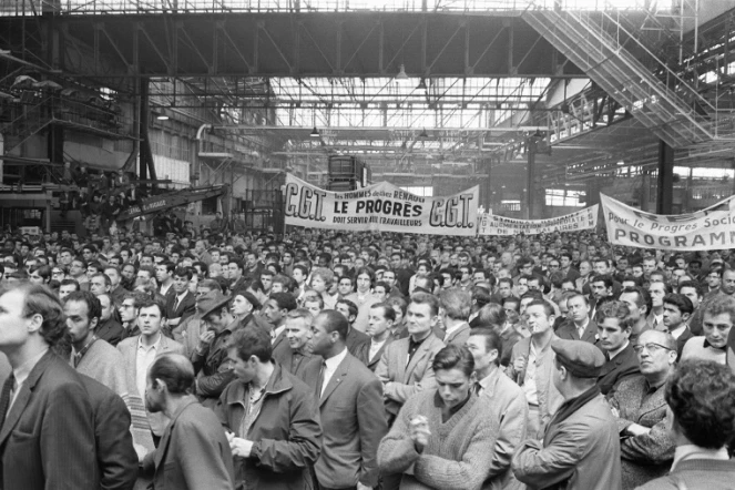 Des ouvriers en grève de l'usine Renault de Boulogne-Billancourt, occupée depuis le 16 mai 1968, écoutent un syndicaliste de la CGT