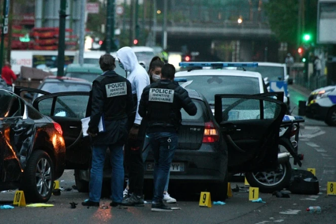Des policiers à Colombes (Hauts-de-Seine) où un automobiliste a volontairement percuté deux motards de la police nationale, le 27 avril 2020