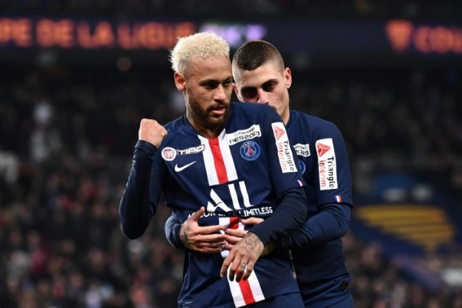 Neymar (g) et Marco Verrati se congratulent après un des six buts du PSG contre Saint-Etienne en quarts de la Coupe de la Ligue au Parc des Princes, le 8 janvier 2020