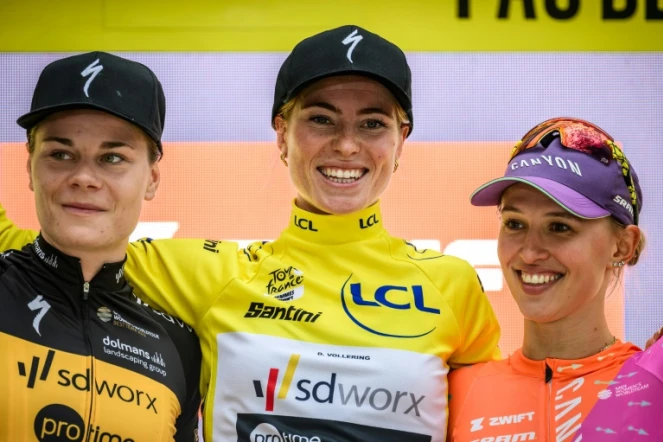 La Néerlandaise Demi Vollering (c), victorieuse du Tour de France, devant la Belge Lotte Kopecky (g) et la Polonaise Katarzyna Niewiadoma, le 30 juillet 2023 à Pau