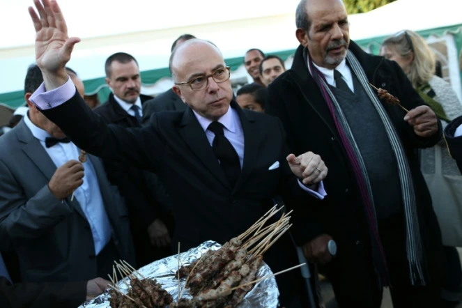 Le ministre de l'Intérieur Bernard Cazeneuve mange le mouton lors de l'Aïd el-Adha, la fête du sacrifice, à la mosquée de Cherbourg-Octeville le 24 septembre 2015