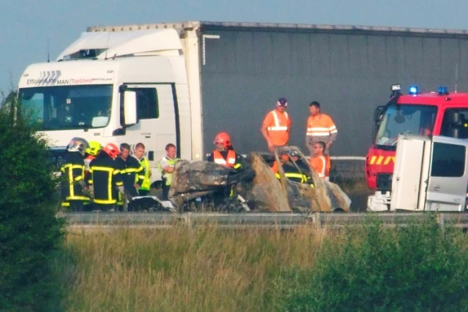 Les secours sur le site d'un accident mortel provoqué par un barrage de migrants, le 20 juin 2017 sur l'autoroute A16 à hauteur de Guemps, à 15 km à l'est de Calais