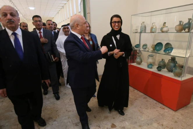 La ministre émiratie de la Culture Noura al-Kaabi (D) et son homologue irakien Fariad Rawanduzi (C) au Musée national de Bagdad, le 23 avril 2018