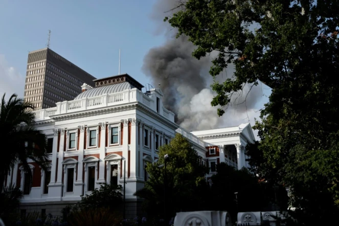 De la fumée s'échappe du toit d'un bâtiment du Parlement sud-africain, au Cap, le 2 janvier 2022.