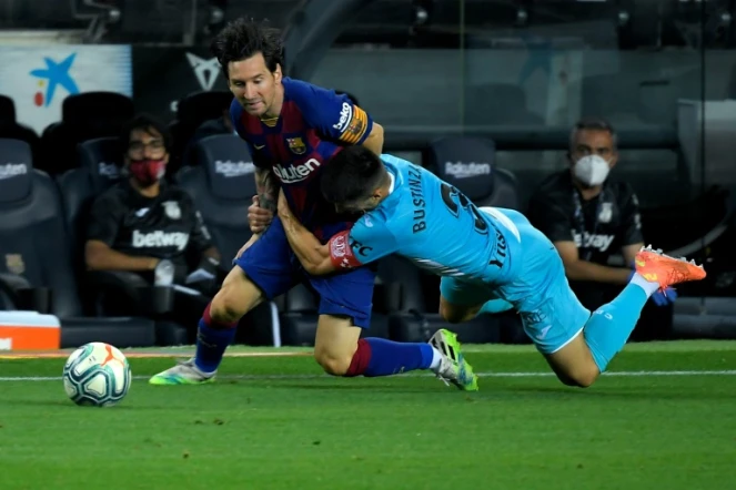 Lionel Messi, le prodige argentin du Barça, "plaqué" par le défenseur de Leganes Unai Bustinza, lors du match de football opposant les deux équipes au Camp Nou à Barcelone le 16 Juin 2020.