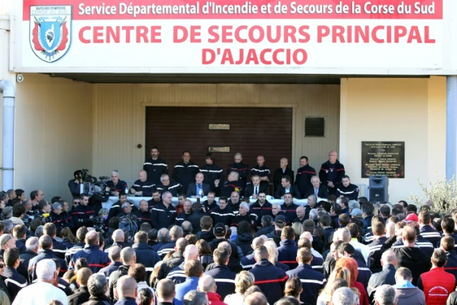 Des habitants et des pompiers corses réunis dans la caserne d'Ajaccio le 29 décembre 2015, en Corse