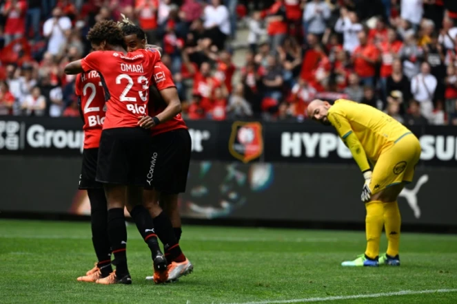 La joie des Rennais, après un but marqué contre le gardien lorientais Matthieu Dreyer, lors de la 34e journée de Ligue 1, le 24 avril 2022 au Roazhon Park