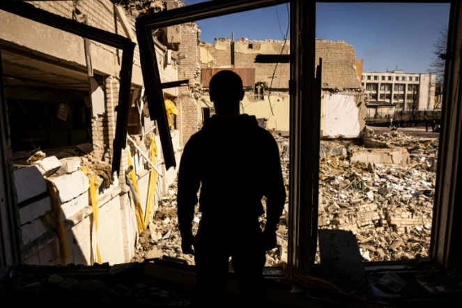 Dans les ruines d'une école bombardée à Jitomir, dans le nord de l'Ukraine, le 23 mars 2022
