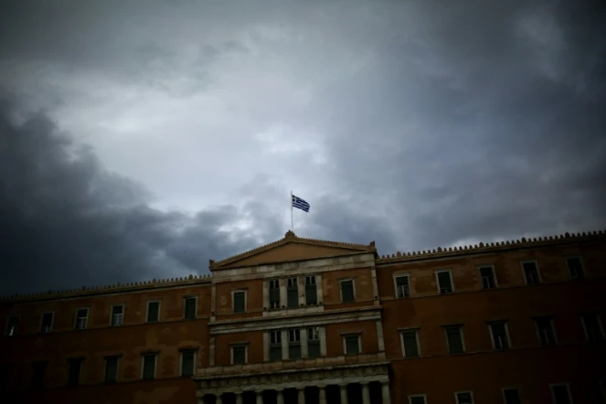 Un drapeau grec flotte au desssus du Parlement à Athènes, le 22 mai 2016