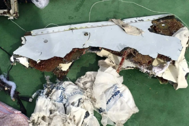 Photo obtenue sur la page officielle Facebook du porte-parole de l'armée égyptienne, montrant des débris trouvés en mer par les équipes de recherches de l'Airbus A320 d'EgyptAir 