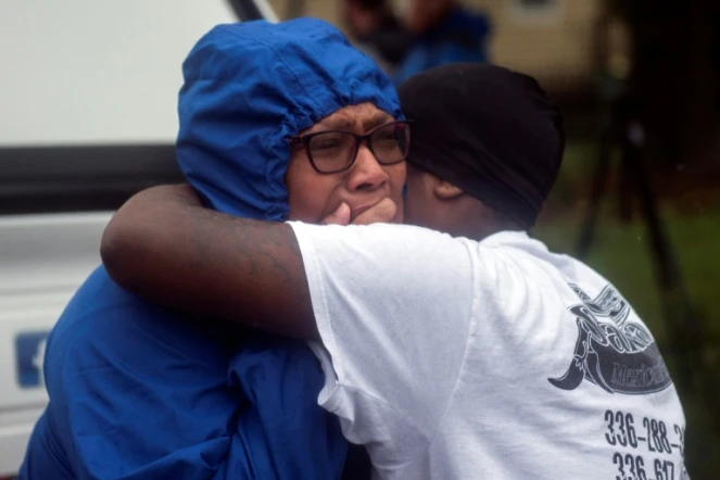 Une mère et sa fille apprennent que des amis ont été blessés dans la chute d'un arbre à Wilmington, en Caroline du Nord, le 14 septembre 2018 après le passage de l'ouragan Florence