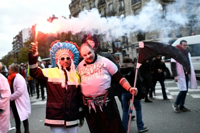 Des manifestants défilent pour la défense de l'hôpital public, le 14 novembre 2019 à Paris