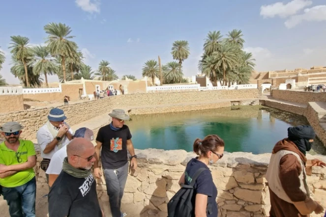 Des touristes européens, escortés par du personnel de sécurité, visitent l'oasis de Ghadames, en Libye, le 19 octobre 2021
