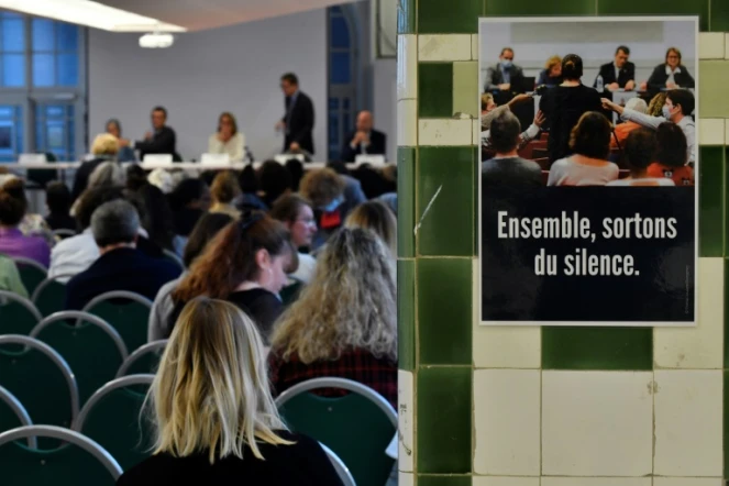 Des personnes assistent à une réunion de la "Commission Independante sur l'Inceste et les Violences Sexuelles faites aux Enfants" (Ciivise), le 21 septembre 2022 à Paris