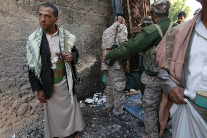 Des rebelles chiites Houthis sur le lieu de l'attentat commis le 24 septembre 2015 à Sanaa