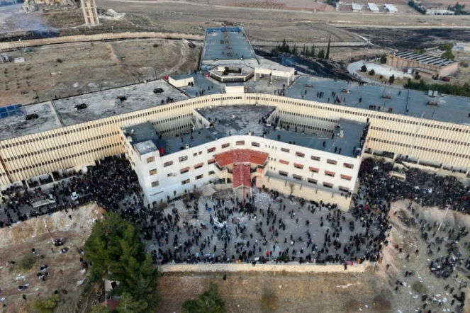 Vue aérienne de la foule rassemblée aux abords de la prison de Saydnaya à Damas, le 9 décembre 2024.