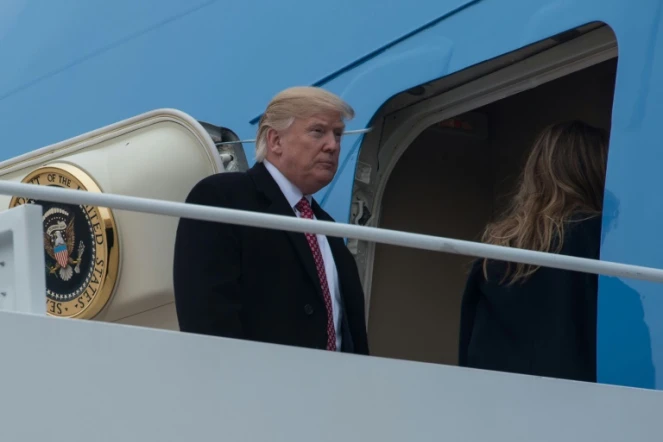 Le président américain Donald Trump monte à bord de l'avion Air Force One, le 10 février 2017, de la base Andrews dans le Maryland