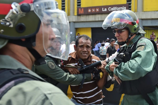 Des policiers vénézuéliens repoussent des manifestants contre les pénuries à Caracas le 8 juin 2016
