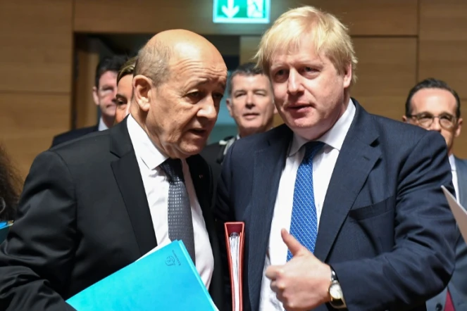 Le ministre français des Affaires étrangères Jean-Yves Le Drian (g) et son homologue britannique Boris Johnson, le 16 avrli 2018 à Luxembourg