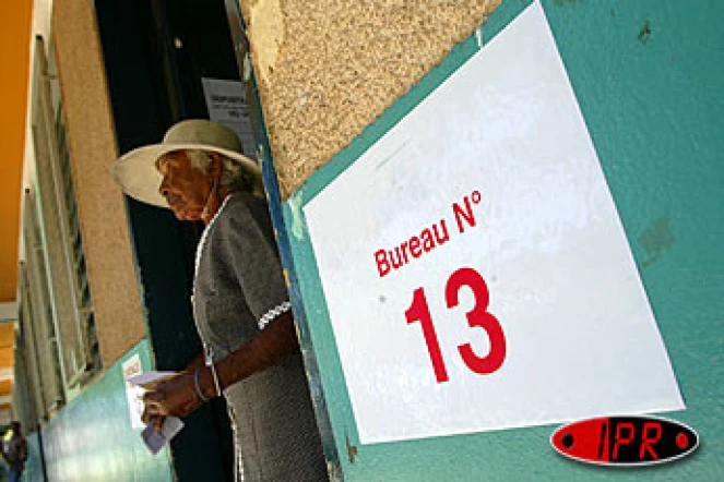 Dimanche 13 juin 2004 - Les Réunionnais votent pour élire leurs représentants au Parlement européen