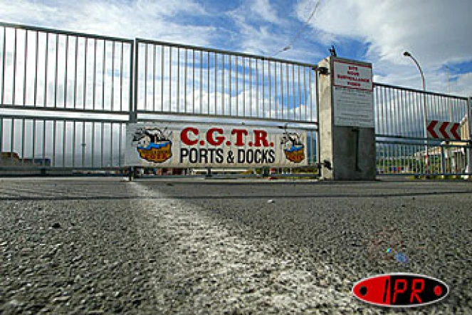 À l'appel de la CGTR ports et docks, les dockers sont en grève depuis ce mercredi 7 mai 2003 au matin. Les pilotes de remorqueurs se sont associés au mouvement. Après le fret aérien, c'est maintenant toute l'activité portuaire qui est paralysée