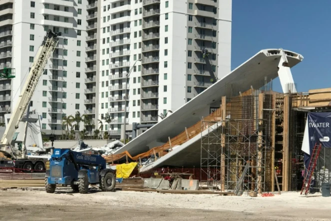 Les décombres de la passerelle qui s'est effondrée le 15 mars 2018 à Miami