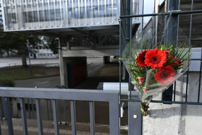 Un bouquet de fleurs accroché à l'entrée du collège Louis Armand à Golbey (Vosges), où était scolarisé Lucas, le 13 janvier 2023