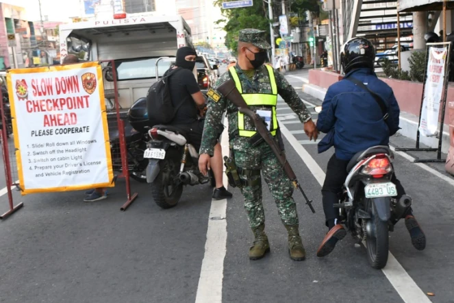 Un soldat effectue des contrôles à la veille de l'élection présidentielle, le 8 mai 2022 à Manille 