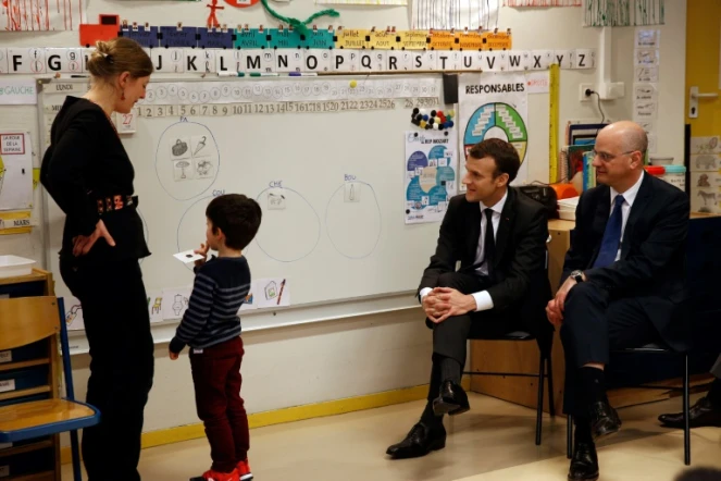 Emmanuel Macron et Jean-Michel Blanquer dans une école parisienne le 27 mars 2018