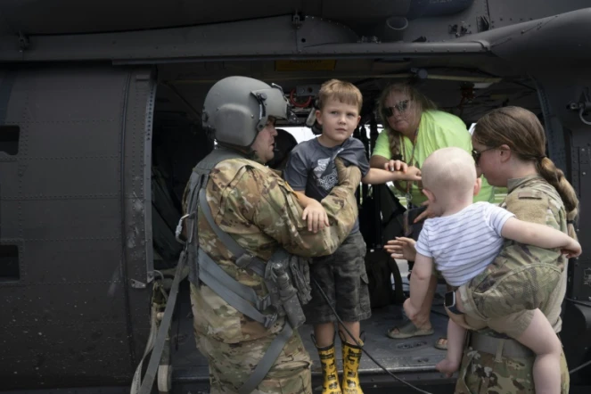 Des réservistes de la Garde nationale du Kentucky évacuent des enfants par hélicoptère des zones inondées, le 30 juillet 2022 à Hazar