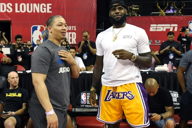 La recrue star des Los Angeles Lakers LeBron James et l'entraîneur de Cleveland Tyronn Lue, le 15 juillet 2018 à Las Vegas après un match Summer League
