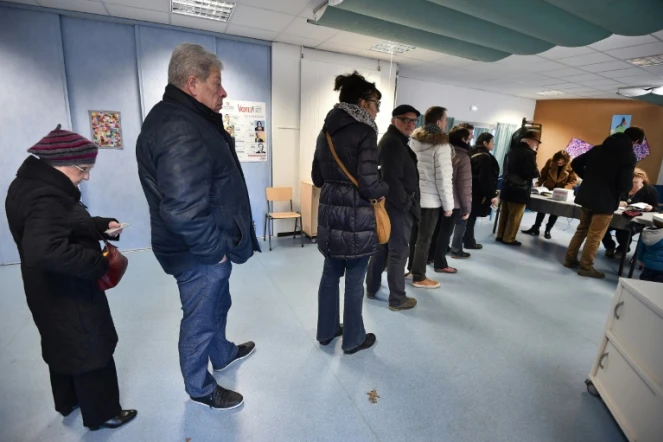 Des électeurs font la queue dans un bureau de vote au premier tour de la primaire élargie du PS à Nantes le 22 janvier 2017