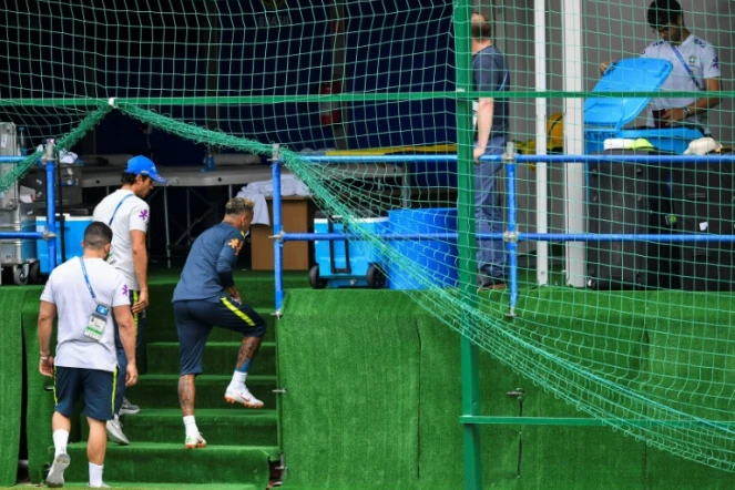 L'attaquant vedette du Brésil Neymar quitte le stade lors d'une séance d'entraînement  à Sotchi, le 19 juin 2018, pendant le Mondial en Russie