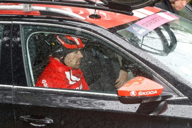 Le coureur néerlandais Tom Dumoulin dans la voiture de son équipe après son abandon du Giro, le 15 mai 2019 dans le centre de l'Italie 