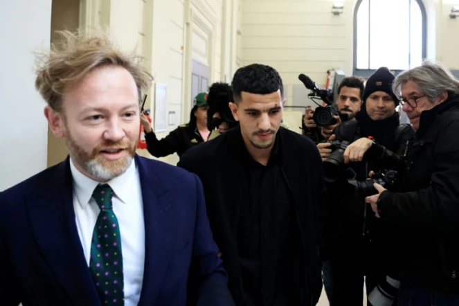 Le défenseur niçois Youcef Atal (à droite) accompagné de son avocat Antoine Vey à leur arrivée au tribunal correctionnel de Nice, le 18 décembre 2023