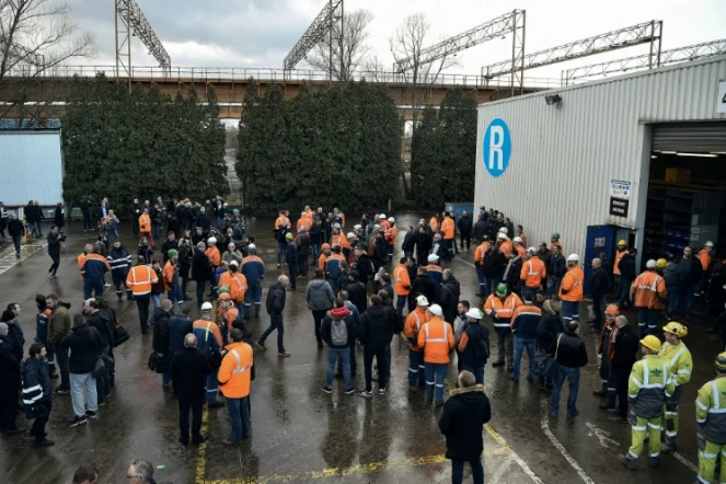 Des salariés de l'aciérie d'Ascoval, le 19 décembre 2018 à Saint-Saulve, dans le Nord,  après la validation par le Tribunal de grande instance de Strasbourg du plan de cession de l'entreprise au groupe Altifort