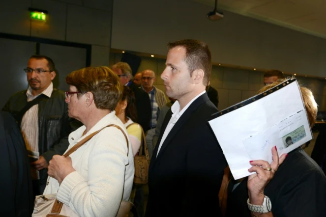 Nicolas Cano (C) arrive au procès de sa mère Manuela Gonzalez surnommée "la veuve noire de l'Isère" (G), le 14 avril 2014 à Grenoble