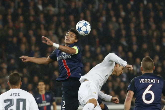 Le capitaine du PSG Thiago Silva s'impose les Madrilènes Jese et Ronardo, le 21 octobre 2015 au Parc des Princes 