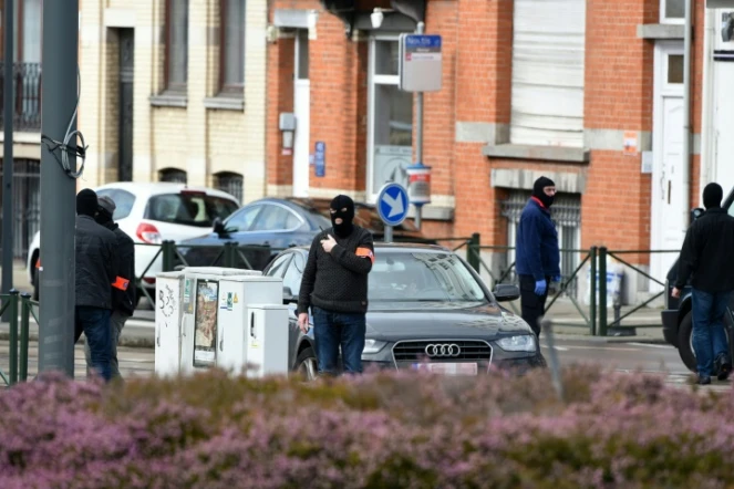 Des policiers lors d'une opération anti-terroriste dans le quartier de  Schaarbeek à  Bruxelles, le 25 mars 2016