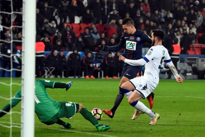 Le milieu du PSG Julian Draxler (c) inscrit un but face à Bastia en Coupe de France au Parc des Princes, le 7 janvier 2017 